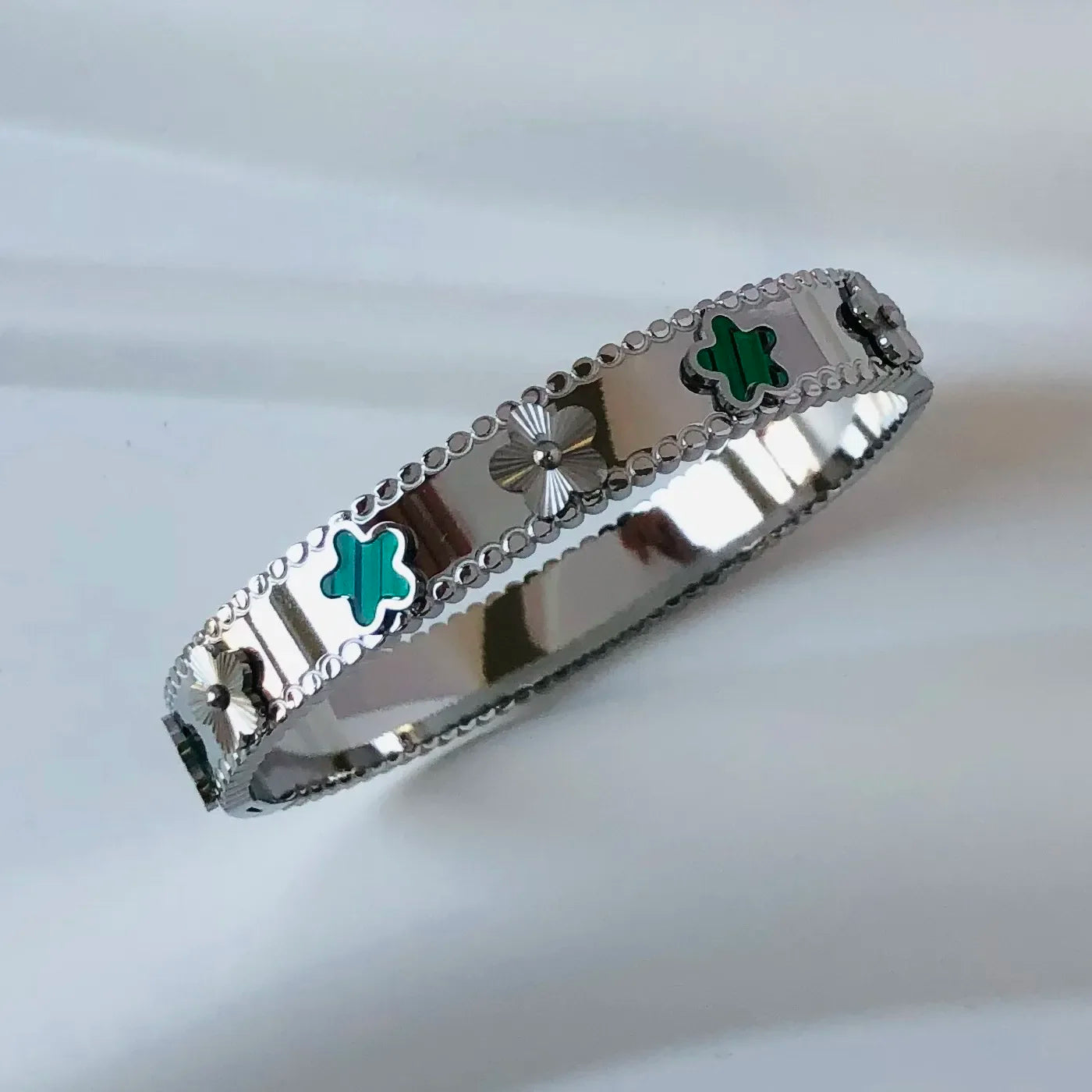 Bracelet Jonc Fleur Dorée – Acier Inoxydable