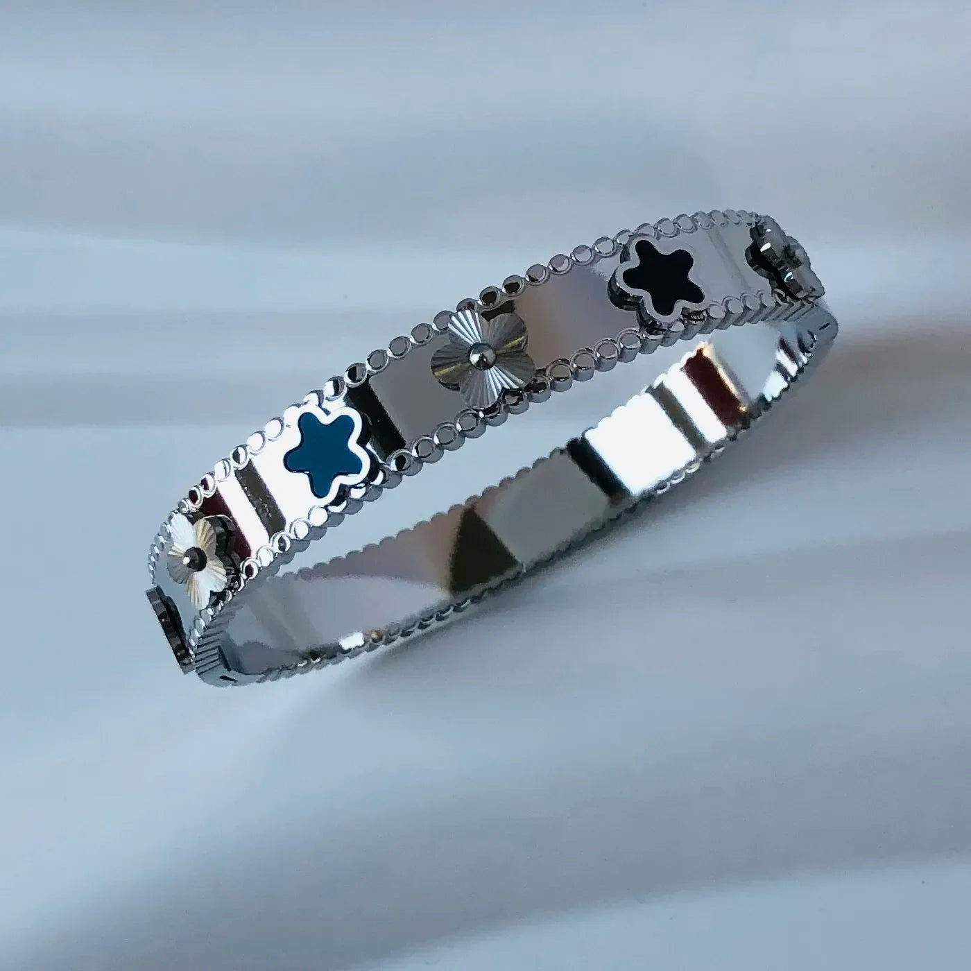 Bracelet Jonc Fleur Dorée – Acier Inoxydable