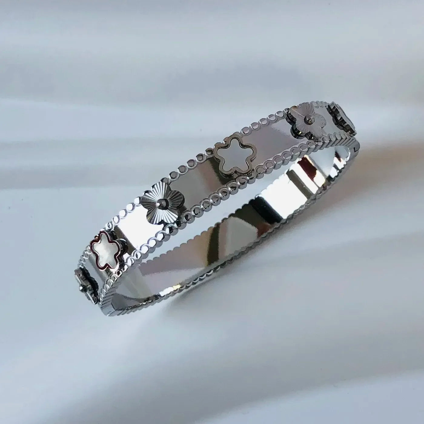 Bracelet Jonc Fleur Dorée – Acier Inoxydable