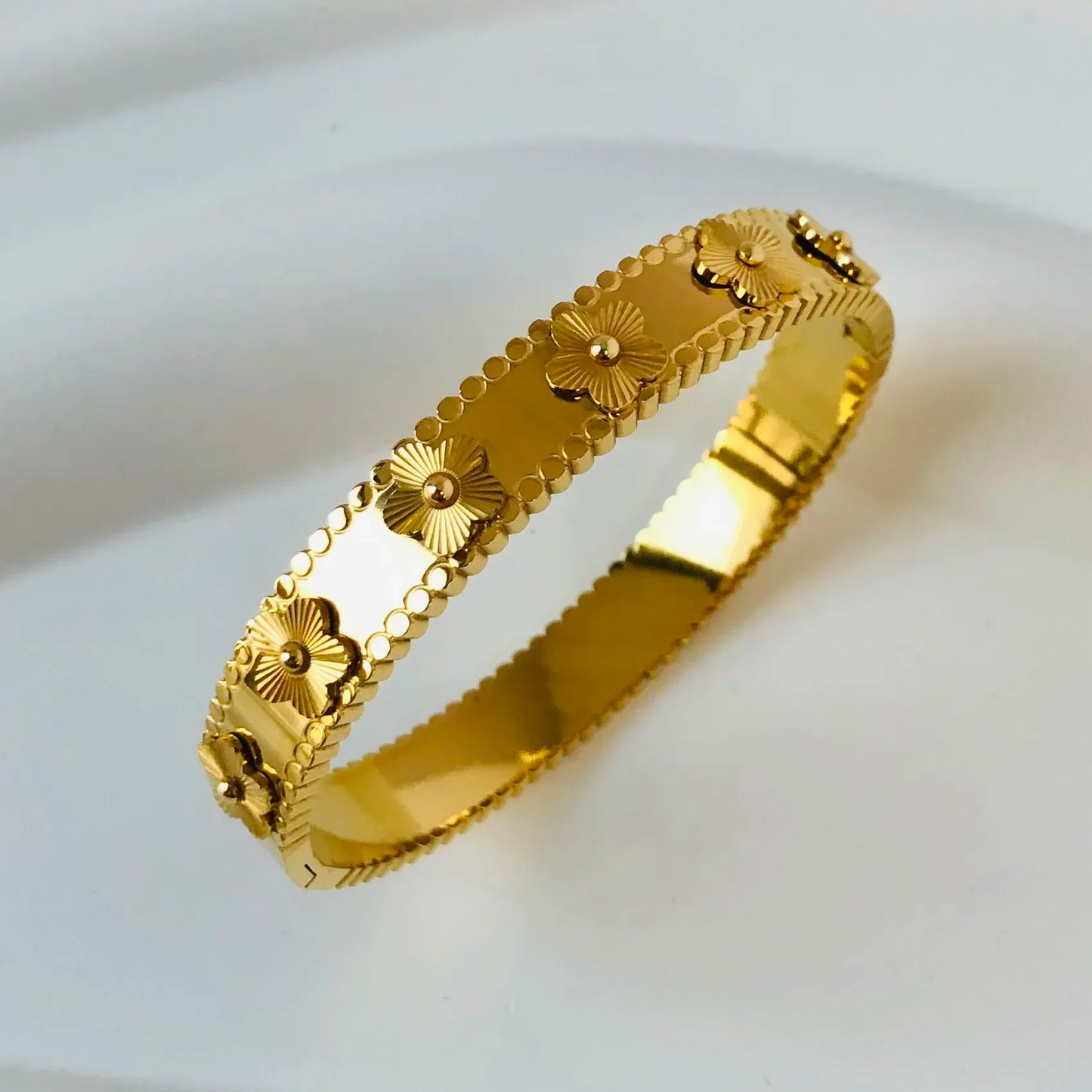 Bracelet Jonc Fleur Dorée – Acier Inoxydable